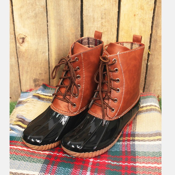 SHOEROOM21 boutique Shoes - NEW SIZES Ladies classic lace up duck boots. Black